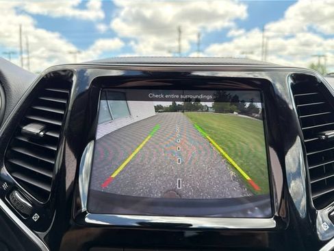 Used 2019 Jeep Cherokee Limited AWD/4WD image 18