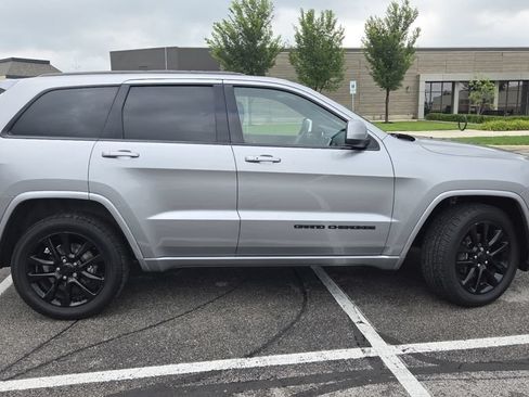 Used 2018 Jeep Grand Cherokee Altitude AWD/4WD image 9