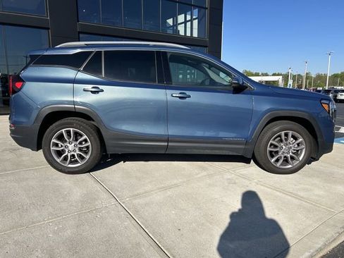 Used 2024 GMC Terrain SLT AWD/4WD image 8
