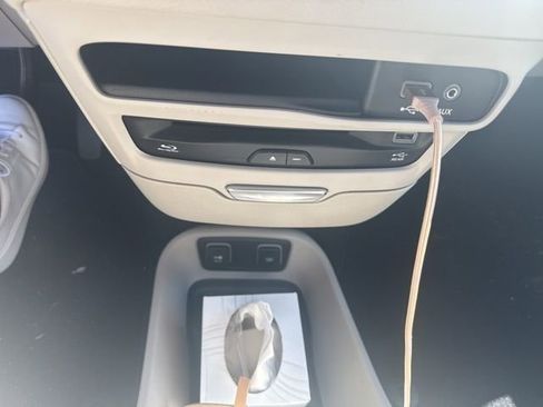 Used 2017 Chrysler Pacifica Limited w/ UConnect Theater Package FWD image 54