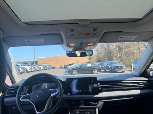 Used 2025 Volkswagen Jetta SE image 34