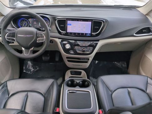 Used 2023 Chrysler Pacifica Touring-L image 15