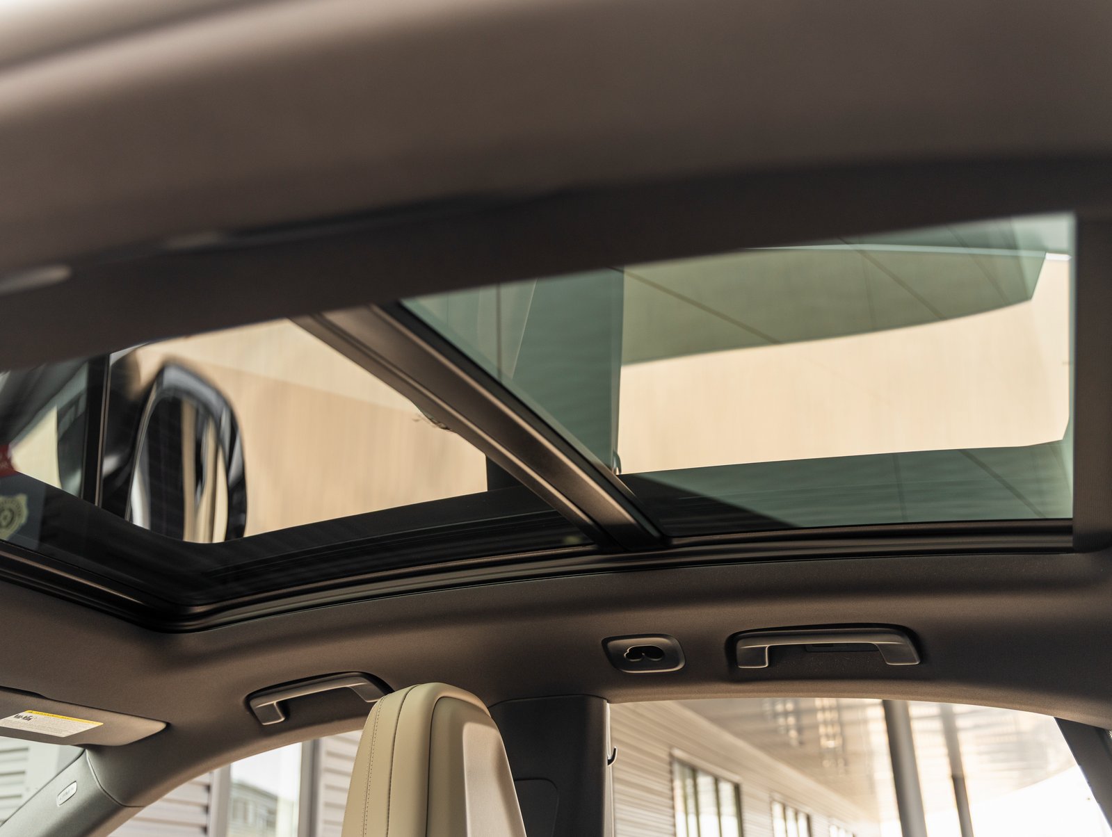 Certified 2025 Porsche Macan 4S Electric AWD/4WD image 27