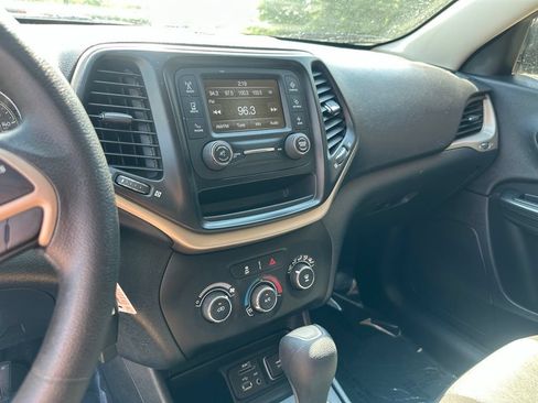 Used 2016 Jeep Cherokee Sport FWD image 16