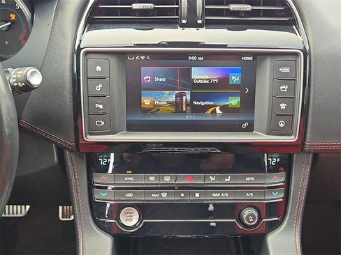 Used 2017 Jaguar F-PACE R-Sport image 15