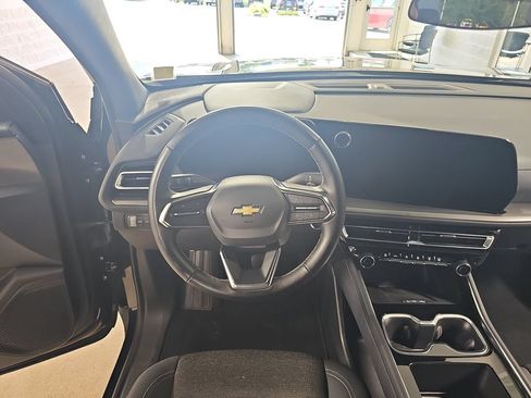 Used 2025 Chevrolet Traverse LT AWD/4WD image 23
