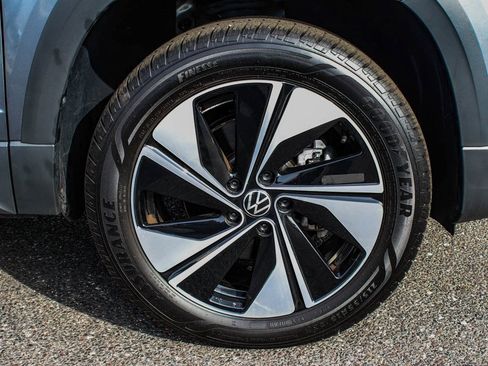 Used 2024 Volkswagen Taos SE w/ Panoramic Sunroof Package image 7