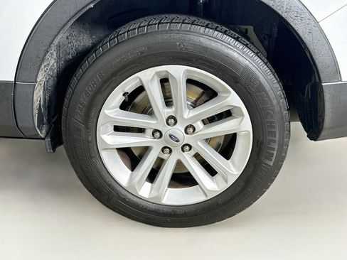 Used 2016 Ford Explorer XLT w/ Equipment Group 202A FWD image 11