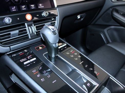 Certified 2025 Porsche Macan image 14