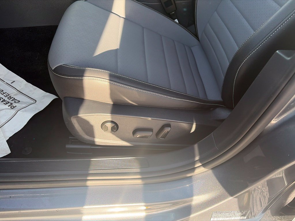 Used 2025 Volkswagen Jetta SE FWD image 16
