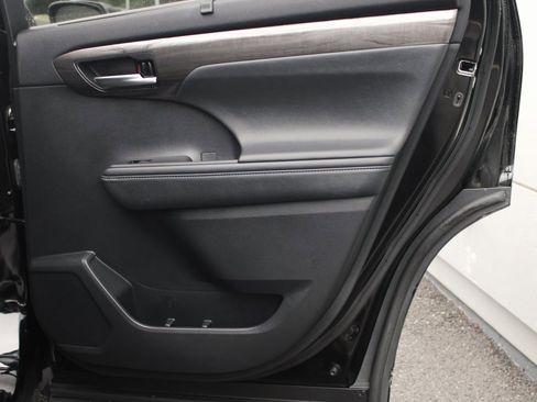 Used 2021 Toyota Highlander Limited image 19