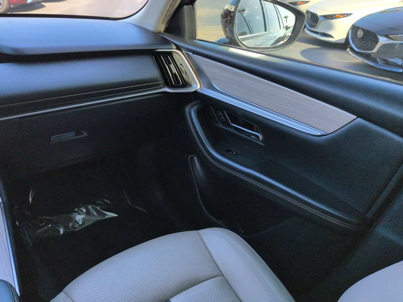 Used 2024 MAZDA CX-90 Plug-In Hybrid w/ Preferred AWD/4WD image 16
