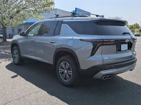 Used 2025 Chevrolet Traverse LT image 4