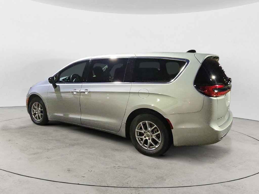 Used 2024 Chrysler Pacifica Touring-L FWD image 3