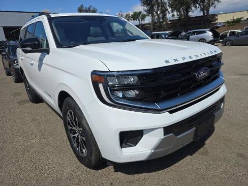 Used 2025 Ford Expedition Platinum image 3