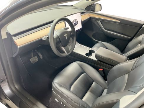 Certified 2023 Tesla Model Y Long Range AWD/4WD image 9