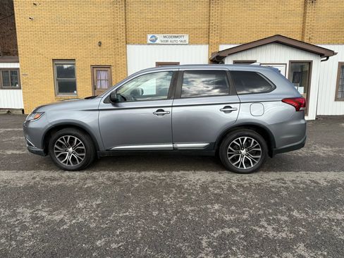 Used 2017 Mitsubishi Outlander ES image 2