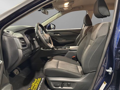 Used 2025 Nissan Rogue SV image 17