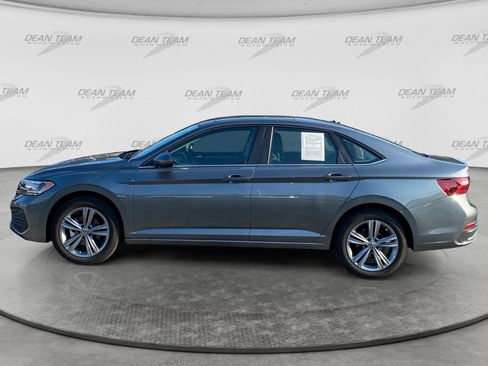 Used 2024 Volkswagen Jetta SE w/ Panoramic Sunroof Package FWD image 4