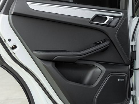 Certified 2026 Porsche Macan AWD/4WD image 33