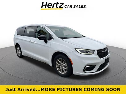 Used 2025 Chrysler Pacifica Select
