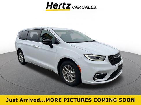 Used 2025 Chrysler Pacifica Select image 1