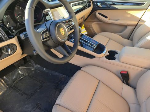 Certified 2025 Porsche Macan image 4