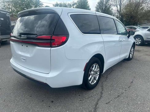 Used 2025 Chrysler Pacifica Select FWD image 5