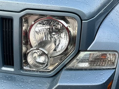 Used 2012 Jeep Liberty Sport image 10