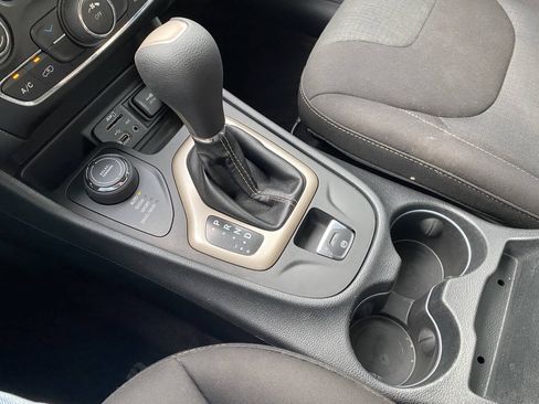 Used 2016 Jeep Cherokee Latitude w/ Cold Weather Group AWD/4WD image 31