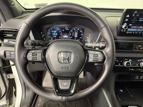 Used 2025 Honda Pilot Black Edition image 17