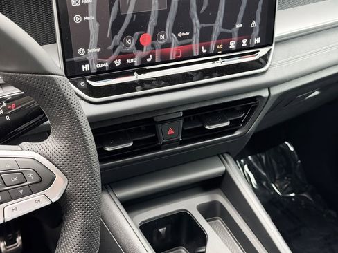 New 2026 Volkswagen Tiguan SE R-Line AWD/4WD image 18