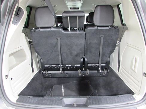 Used 2014 Chrysler Town & Country Touring image 90