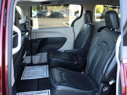 Used 2019 Chrysler Pacifica Limited FWD image 33