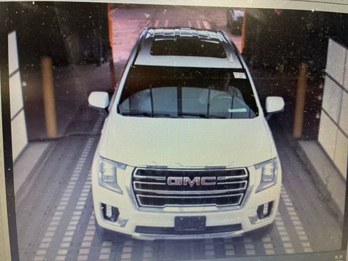 Used 2024 GMC Yukon XL SLT w/ SLT Premium Package AWD/4WD image 2