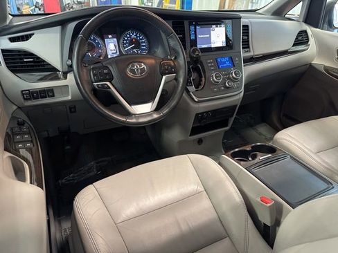 Used 2017 Toyota Sienna XLE w/ XLE Navigation Package FWD image 9