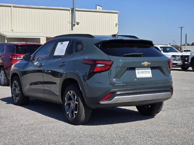 Used 2025 Chevrolet Trax LT FWD image 5