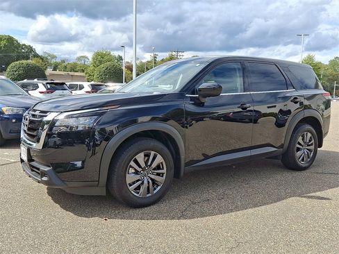 Certified 2024 Nissan Pathfinder S image 3