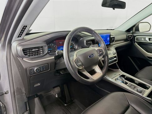 Used 2022 Ford Explorer XLT w/ Equipment Group 202A image 9