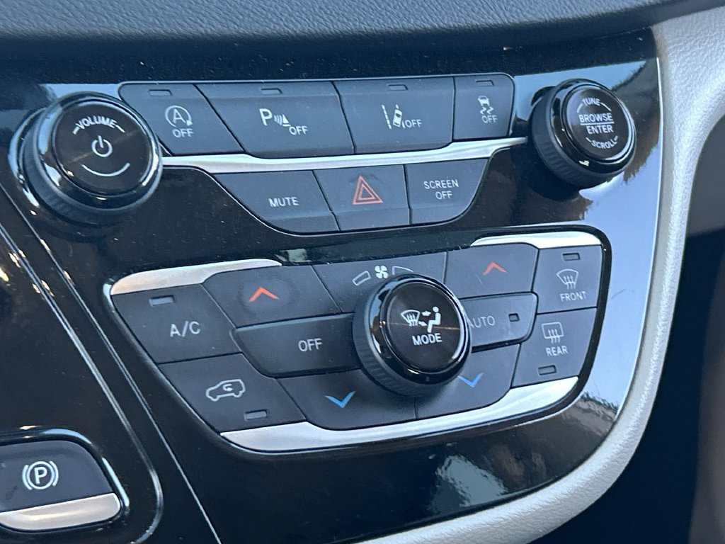 Used 2024 Chrysler Pacifica Touring-L FWD image 13