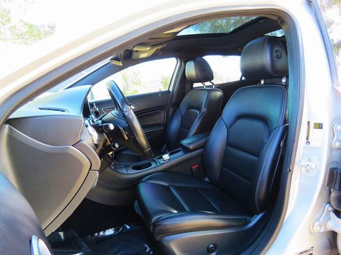 Used 2018 Mercedes-Benz GLA 250 4MATIC w/ Premium Package image 24