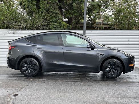 Used 2025 Tesla Model Y Long Range AWD/4WD image 9