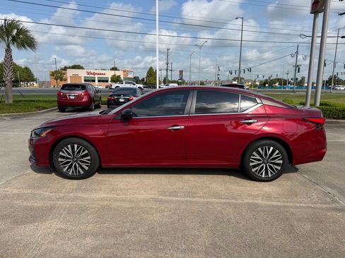 Used 2024 Nissan Altima 2.5 SV FWD image 2