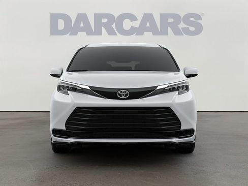 New 2026 Toyota Sienna LE image 2