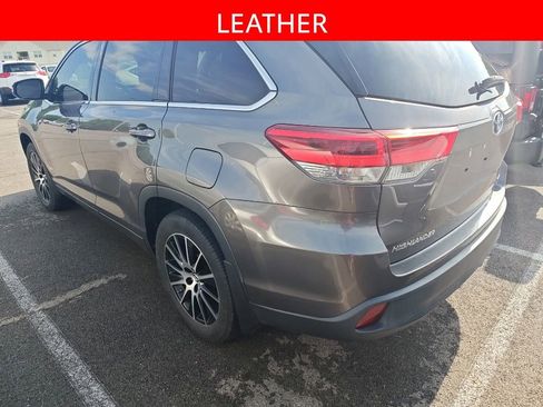Used 2017 Toyota Highlander SE AWD/4WD image 4