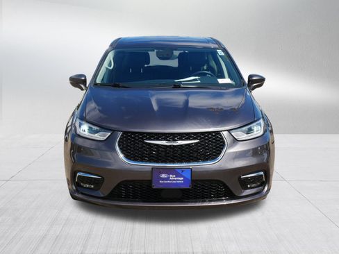 Used 2022 Chrysler Pacifica Touring-L FWD image 2