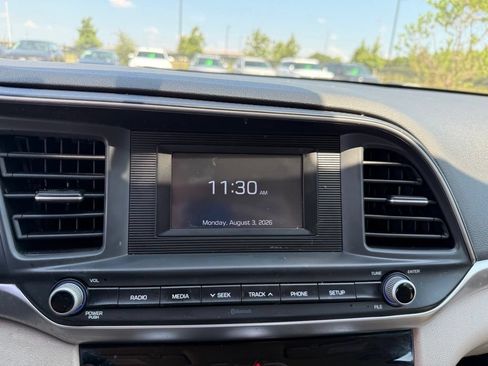 Used 2019 Hyundai Elantra SE FWD image 18