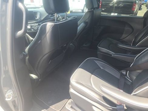 Used 2024 Chrysler Pacifica Limited FWD image 18