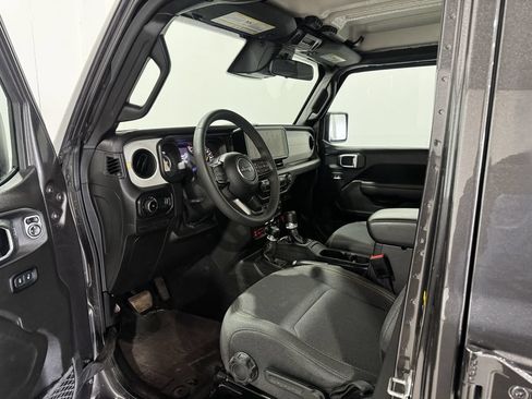 Used 2025 Jeep Wrangler Unlimited Sport AWD/4WD image 16