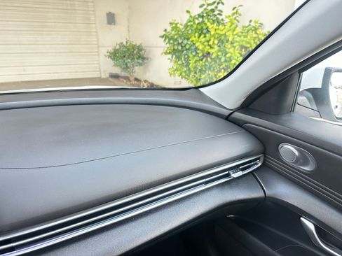 Used 2025 Hyundai Elantra SEL image 36